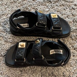 ❤️ Steve Madden Black Sandals with Gold Accents ❤️